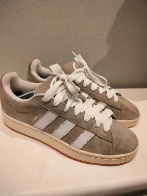 adidas campus 00  - Säljer ett par adidas campus 00 i fint skick. Väldigt bekväma och stiliga!