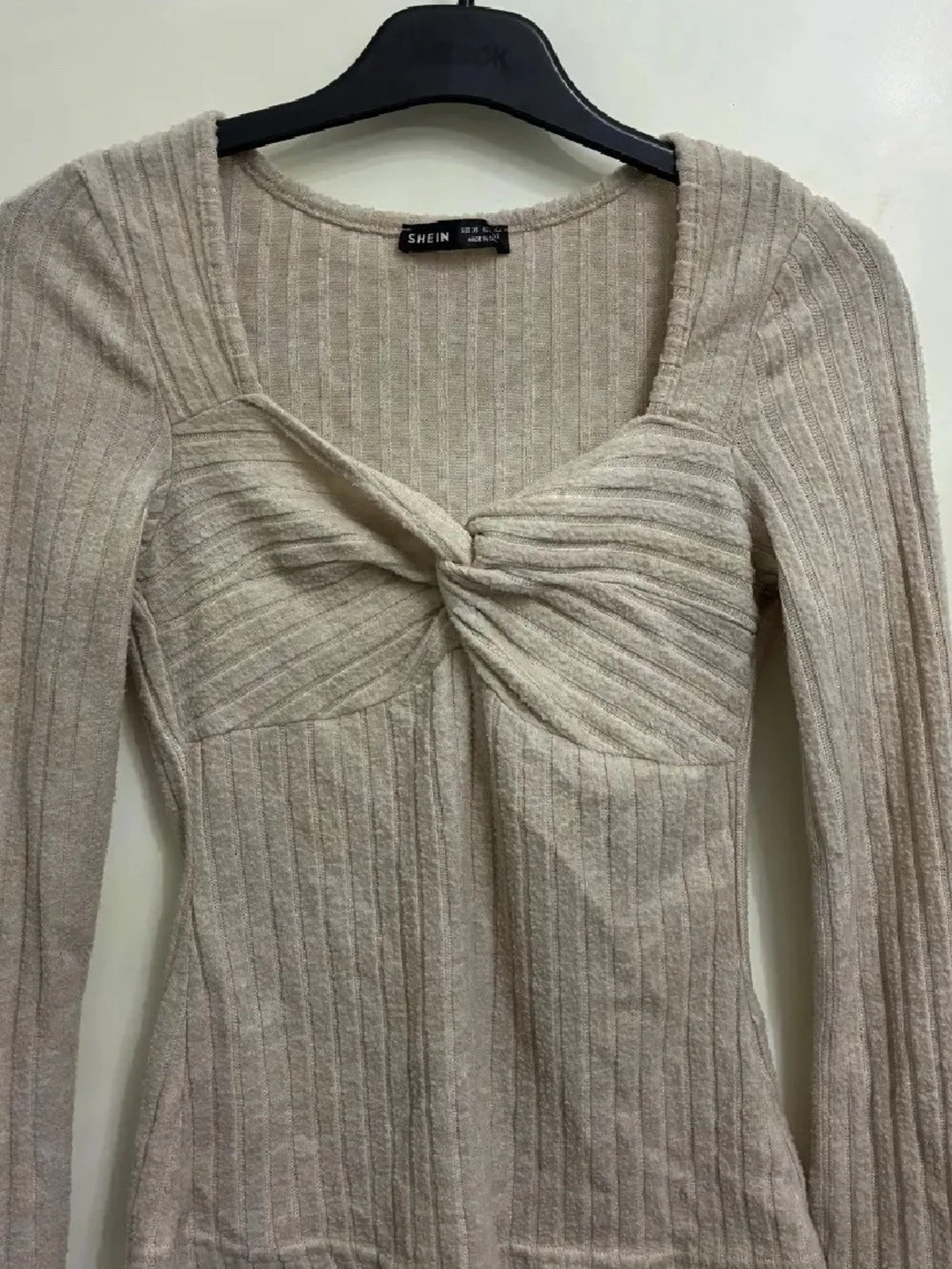 Beige ribbad topp med twist från SHEIN