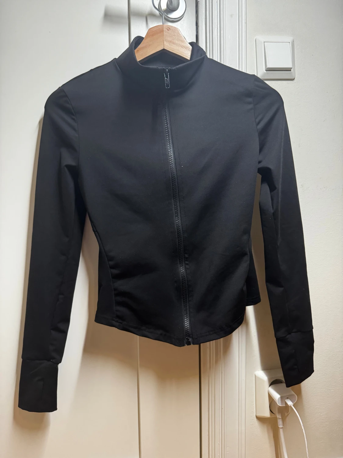 Svart slim vindjacka med dragkedja