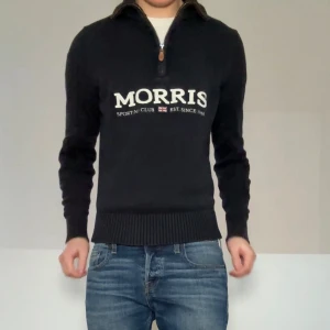Mörkblå Morris half zip - Säljer en sjukt fet mörkblå half zip-tröja från Morris. Strl S och sitter som S. Tröjan är i bra skick eftersom den har varit väl omhändertagen. Hör gärna av er vid frågor eller funderingar!!