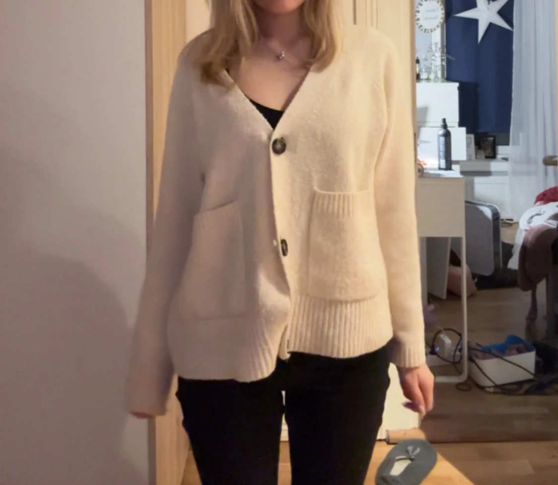 Beige kofta med fickor och knappar - 2