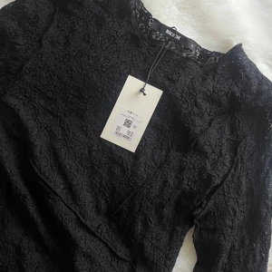Svart spetsblus från Bik Bok - Säljer en svart långärmad blus från Bik Bok i storlek S. Blusen är helgjord i tunn spets med snyggt mönster och har en rund halsringning. Toppen är oanvänd, endast testad med lappen kvar. Slut i butik. Nypris 299kr
