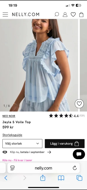 Ljusblå volangblus Jayla S Voile Top från Neo Noir - Supersöt ljusblå blus Jayla S Voile Top från Neo Noir med volangdetaljer och v-ringning, stl 38. Oanvänd i 100% bomull. Inköpt på Nelly för 599 kr. Tvättad men aldrig använd. Blusen har korta ärmar med volanger och fina broderade partier framtill. Tillverkad i tunn, luftig bomull som passar perfekt till varma dagar.