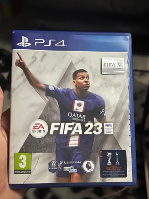 FIFA 23 PS4 - FIFA 23 till PlayStation 4 i mycket fint skick. Komplett med originalfodral och skiva utan synliga repor. Upplev den senaste fotbollsupplevelsen med officiella ligor och turneringar. Perfekt för alla fotbollsfans och samlare!