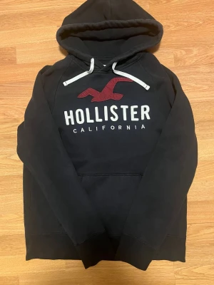 Hollister California hoodie svart - Hollister California hoodie svart. Riktigt snygg och i helt perfekt skick som ny. Storlek L. Pris 458 kr kolla gärna mina andra annonser för mer kläder och rabatt 😃