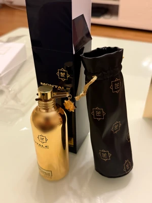 Montale Paris - Sweet Vanilla lyx parfymflaska 100ml EDP - Snygg och exklusiv nischparfym parfym från Montale Paris i guldig flaska. Levereras med originalförpackning och skyddspåse. Perfekt för dig som vill sticka ut med en elegant accessoar på hyllan. 