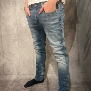 Replay jeans - Tja! Vi säljer ett par jeans från replay som är i ett mycket bra skick! Hör av er vid frågor och funderingar!