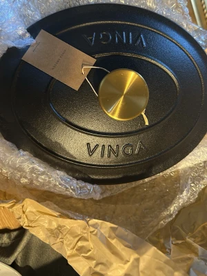 Svart quiltad dunväst från Vinga - Quiltad svart dunväst från Vinga med stilren design. Västen har en klassisk passform och är perfekt för lager-på-lager. Materialet är mjukt och lätt, med diskreta sömmar och en enkel look. Passar dig som gillar minimalistisk stil och vill ha något som funkar året runt.