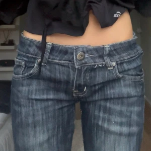 Mörkblå bootcut jeans från P. Authentics - Köppt i London. Midjemått 36 cm tvärs över, innebenslängd 87 cm. Jag har själv sytt de lågmidjade och sytt de lite tajtare i midjan💗