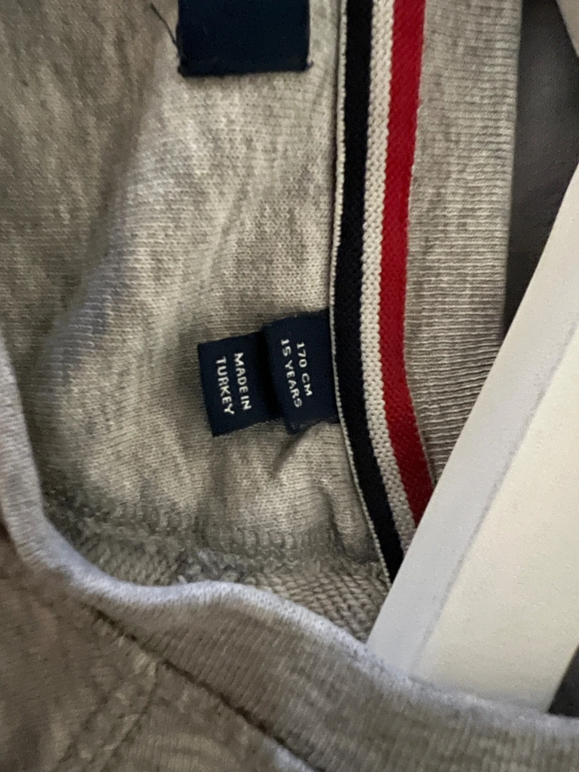 Grå sweatshirt från GANT  - 3