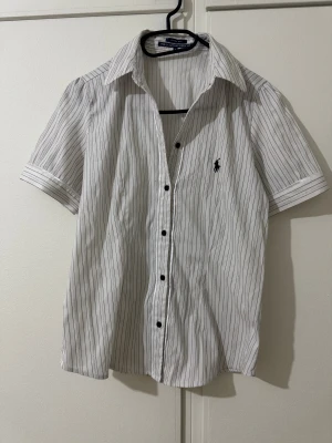 Polo skjorta  - Polo Established skjorta i stl L ”skulle säga den är mer M” säljs för 300 kr.