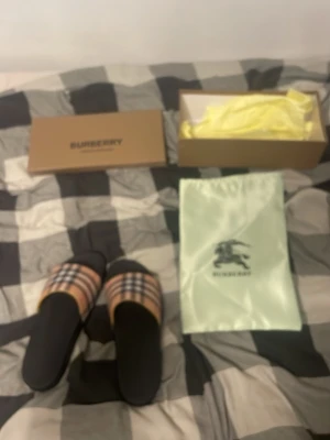 Burberry tofflor  - Säljer mina burberry tofflor, så jag har köpt de i fel storlek. Storleken är 42 man får med allting som är med i bilden. Kanske kan gå ner i pris 