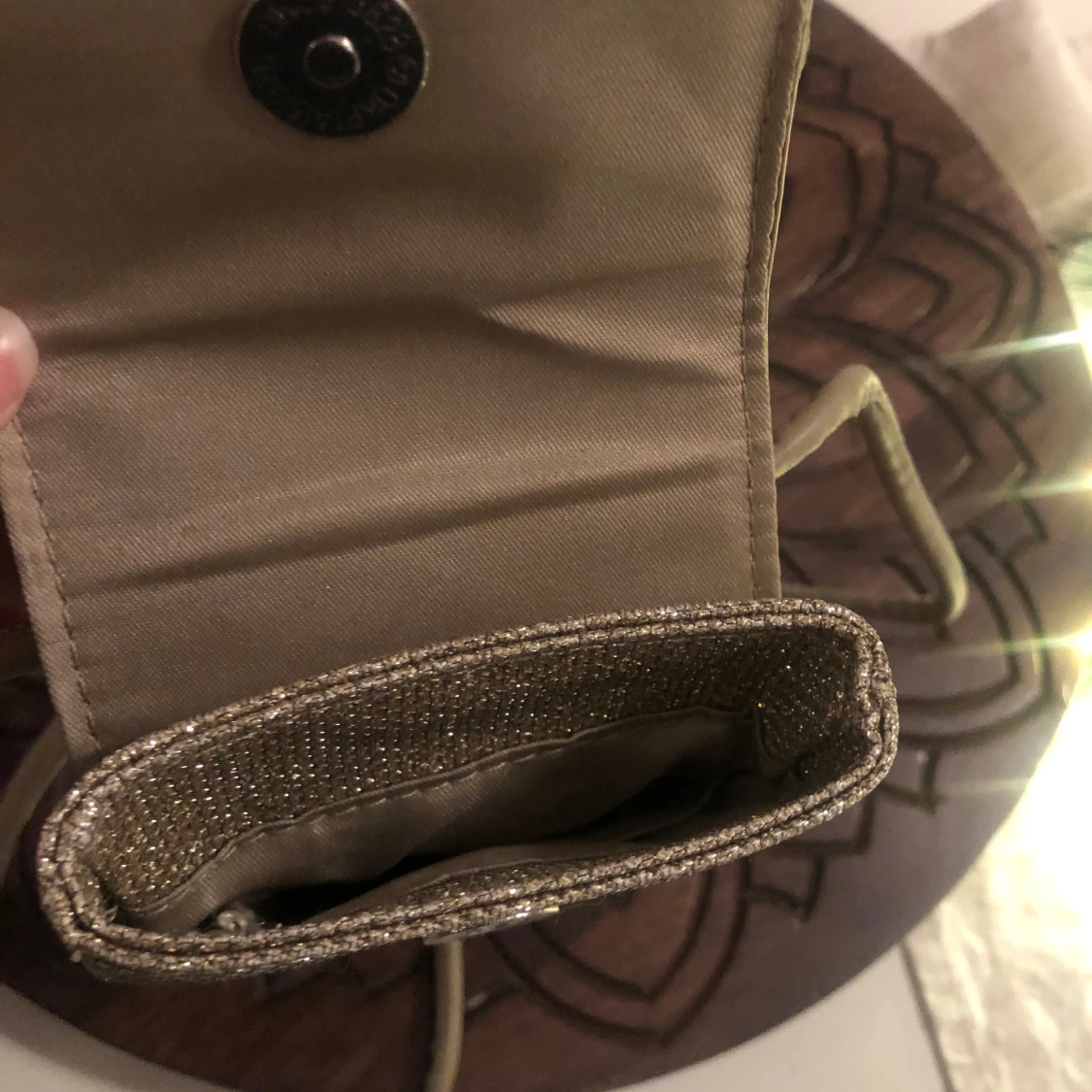 Glittrig guld axelväska med lock (passar telefon) - 2