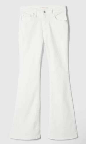 Vita Levis jeans - Säljer ett par vita Levis 726 Flare jeans med snygg låg midja och utsvängda ben. Klassisk femficksmodell med Levis-lapp bak. Jeansen är i stretchig bomull och har en clean look som passar perfekt till crop tops och sneakers.