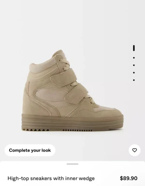 Beige höga sneakers berska - Säljer ett par snygga beige sneakers med högt skaft och coola kardborreband. Skorna har både snörning och kardborre för extra support och stil. Materialmix av mocka och textil ger en trendig look. Perfekta för dig som gillar streetstyle och neutrala färger.