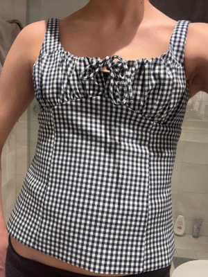 Rutig topp från Zara - Såå söt topp från Zara, knappt använd❤️ Postar snabbt!