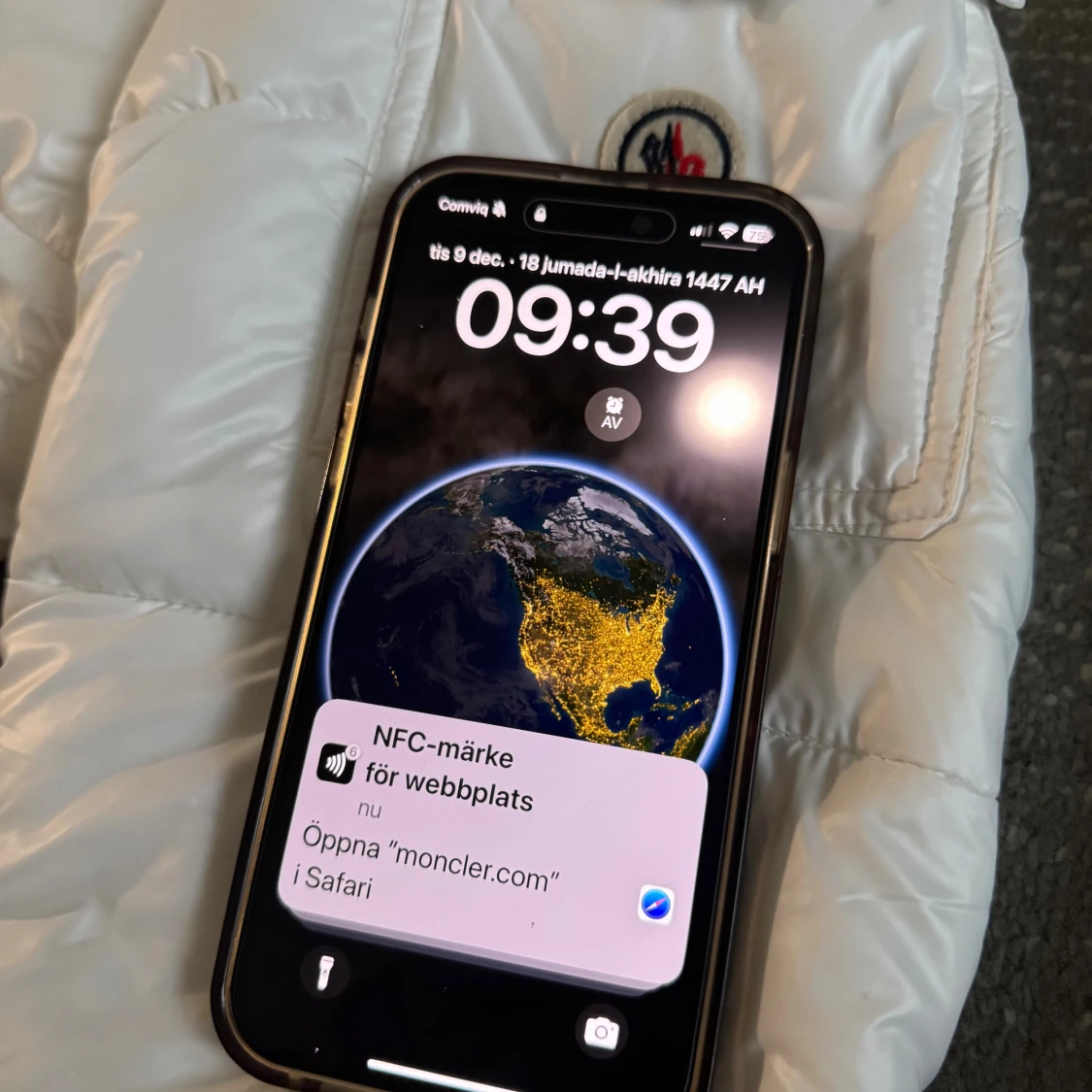 Vit pufferjacka från Moncler med huva - 5