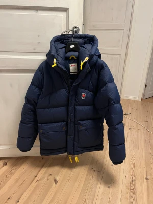 Fjällräven jacka  - Hej! Säljer nu denna sjukt sköna och snygga fjällräven jacka i modellen expedition down Light! Storlek S herr men funkar på tjejer också. Fler bilder kan fixas om så önskas🙌nypris idag är 7499kr. MVH Simon 