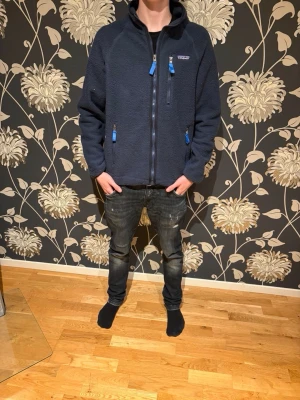 Patagonia fleece jacka  - Säljer min Patagonia fleece jacka i storlek S, riktig fet fleece som även är varm. Perfekt skick, använd fåtal gånger. Hör av vid frågor eller funderingar!