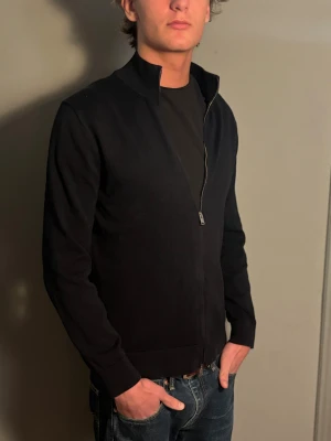 Massimo dutti zip tröja  - Säljer en full zip tröja från Massimo dutti i storlek S. Skicket ligger på 9/10 då den inte har några defekter och är som ny.         