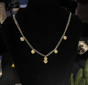 Silver halsband med 6 pärlor.  - Handgjort silver halsband med 6 pärlor (rost- och nyckelfritt stål)! ❤️