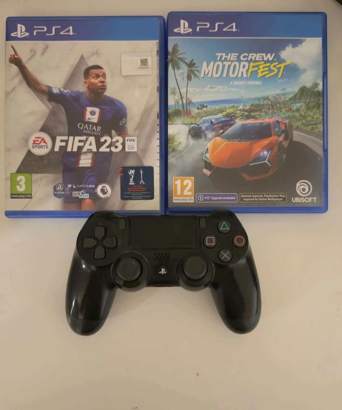 PlayStation 4 DualShock 4 med FIFA 23 & The Crew Motorfest
