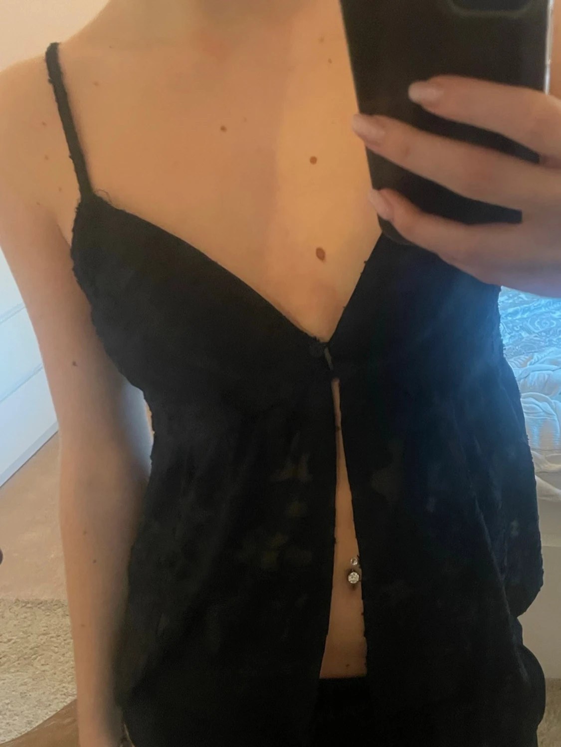 Svart spetsig linnetopp med knappar - 2