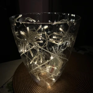 VAS - SKÅL - Dekorativ vas / skål med  ljusslinga . Fina slipningar och mönstret . Perfekt som stämningsbelysning i hemmet. Ljusslingan är batteridriven och fungerar felfritt, Vasen är champagnefärgad och i mycket  gott skick utan synliga skador. Höjd på vasen 23, diameter 18.5 cm . Hämtas i Liljeholmen.