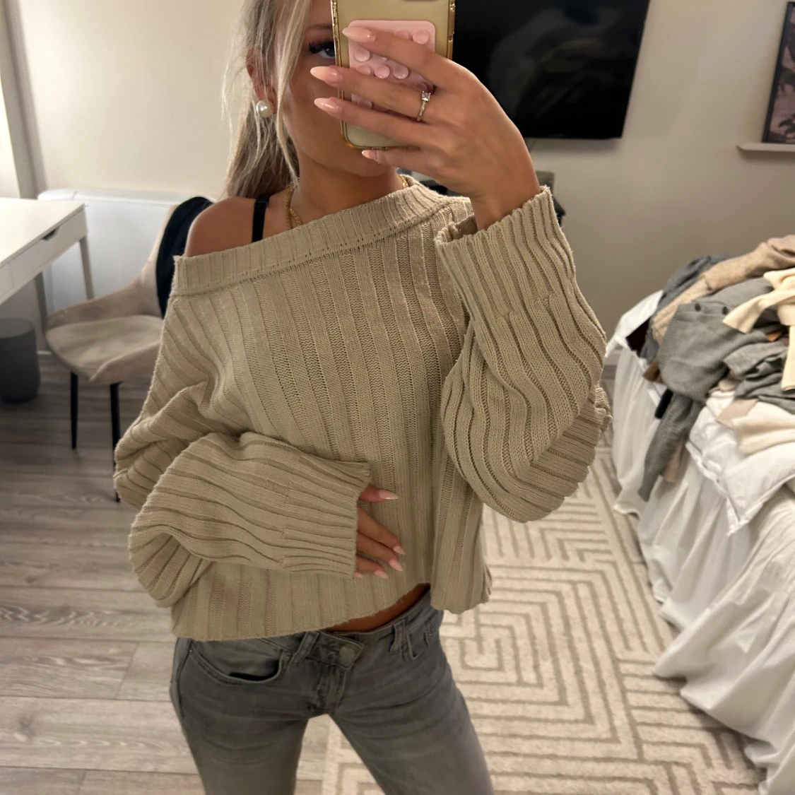Beige ribbstickad offshoulder tröja - 1