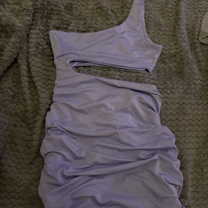 Ljuslila one shoulder klänning - Säljer en ljuslila kortklänning med one shoulder-design och cut out-detalj vid midjan.💜