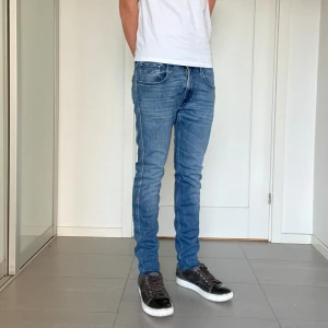 Replay Anbass Jeans - Säljer nu dessa Replay Anbass Jeans, W31 o L32, skriv för fler bilder/frågor🙌🏼