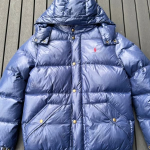 Ralph lauren pufferjacket - Ralph lauren pufferjacket i mycket bra skick, inga större skavanker, storlek L 14-16/ xs