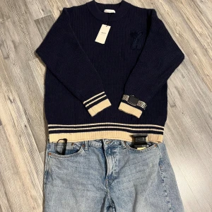 Fin tjock tröja - Hej säljer min mörk blåa tjock tröja. En jätte bra material och färgen passar perfekt med ljusblåa jeans. Tröjan är helt my och endast testats. Priset kan diskuteras