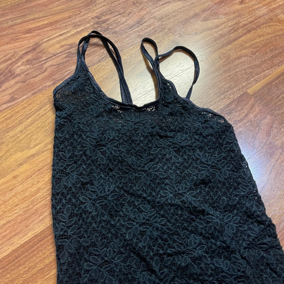 Svart spetsklänning med fransar - 1