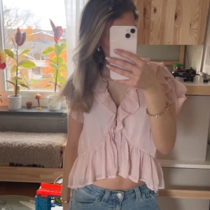 Rosa volang tröja - Jätte fin rosa volangtröja från Nelly. Perfekt till sommaren eller om du vill få in färg i din garderob.