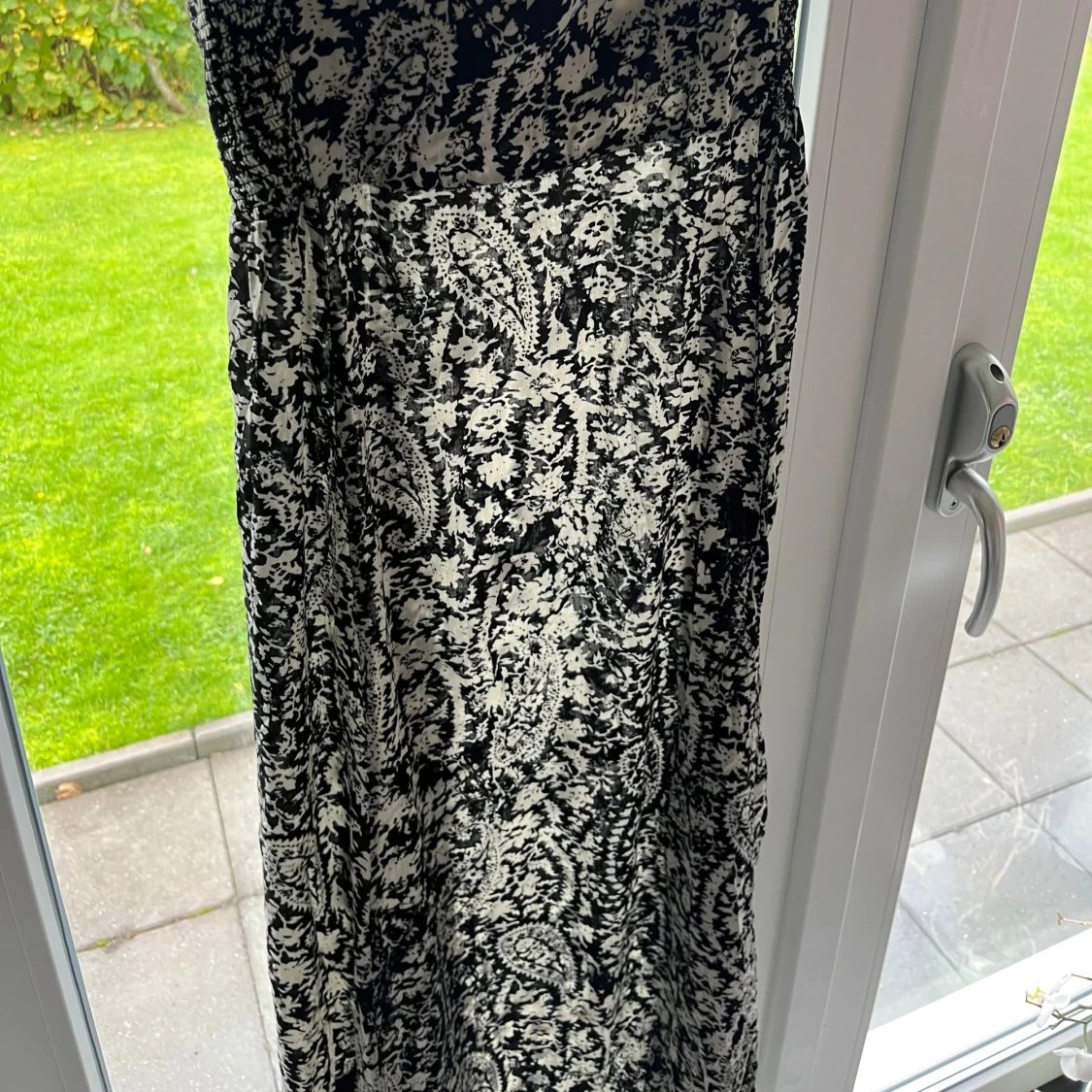 Svartvit långklänning med paisleymönster - 1