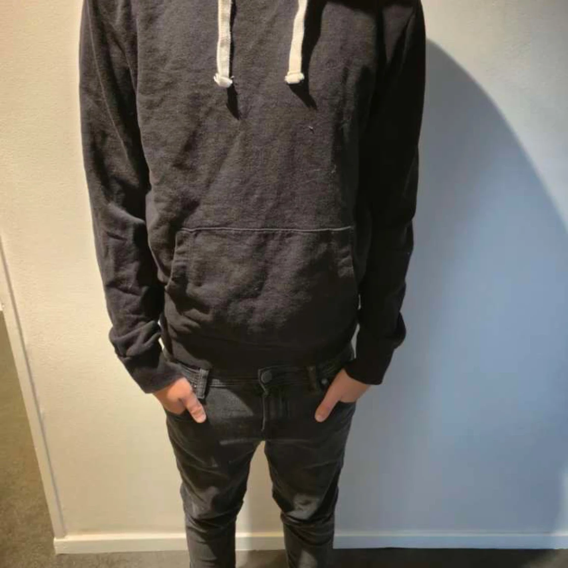 Svart hoodie med vita snören