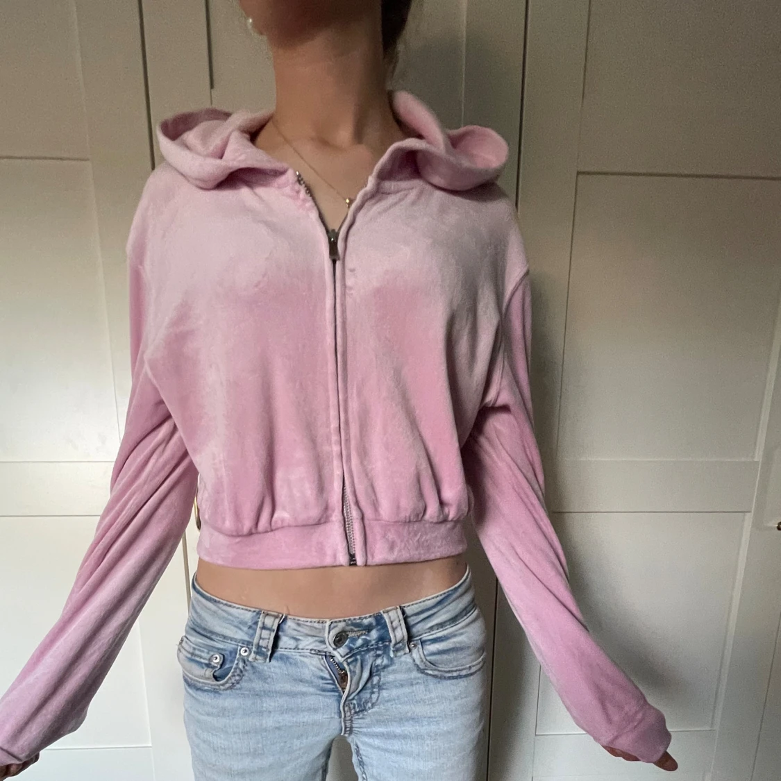 En ljus rosa kofta i skönt material - 1