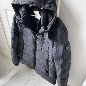 J.lindeberg dunjacka  - J.lindeberg dunjacka i väldigt fint skick. Inga större defekter men är väldigt lite använd. Modellen är 180,75 kg och den är lite stor på honom. Perfekt för vintern då den är väldigt varm, väldigt svår att få tag på, kom med frågor! 