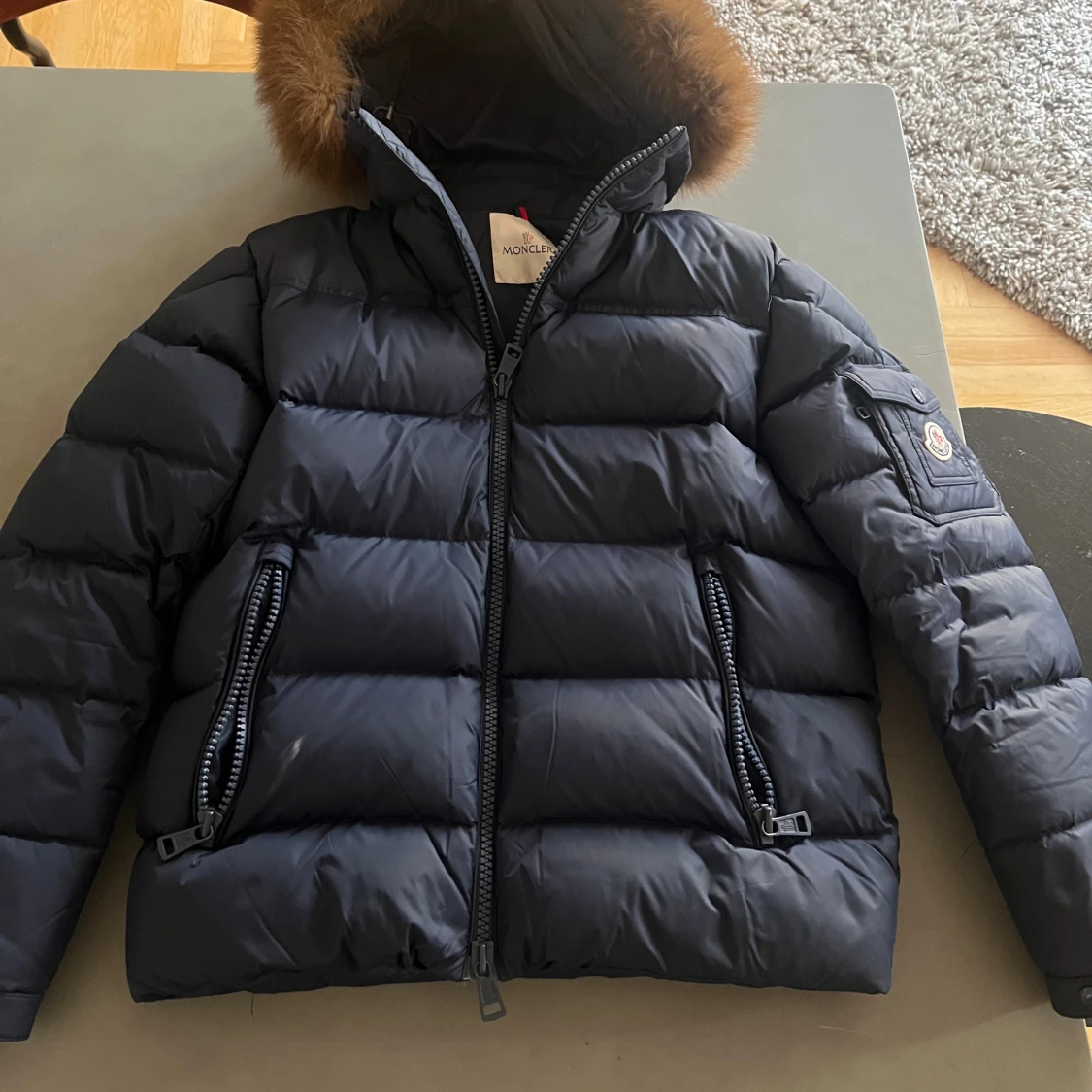 Mörkblå Moncler dunjacka med pälshuva - 1