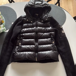 Svart pufferjacka från Moncler, S - Jackan är storlek S men passar storlek xs kan till och med vara lite liten på någon som har storlek S vanligtvis, Annars så är jackan i bra skick och är en bra jacka nu för vintern 