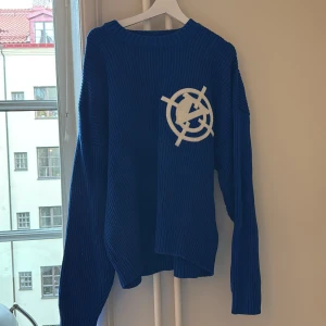 Blå stickad tröja från Vicinity Boys - Säljer en blå stickad tröja med en stor vit ”V”  logga på bröstet (Vicinity Boys). Tröjan har en avslappnad passform, ganska oversized med rund halsringning samt långa ärmar. Säljer i förhoppning att komma till mer användning  då jag har haft på mig den endast två gånger sedan köp…… säljer för 299 kr, kostar ny 800kr