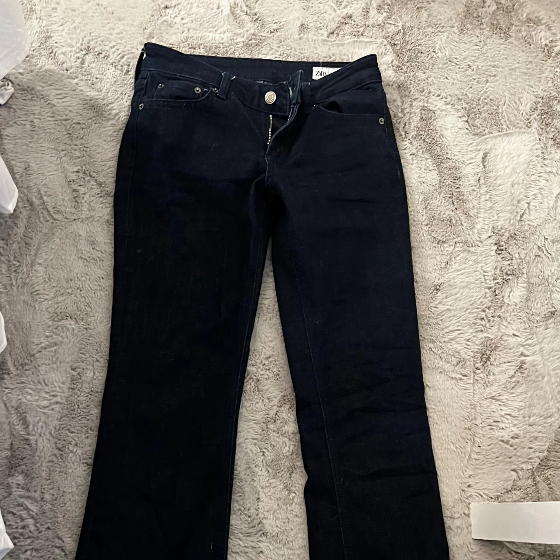 Mörkblå bootcut jeans från Zara