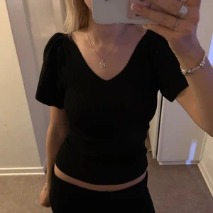 Topp med knyte i ryggen - Svart topp som passar både till skolan och finare sammanhang!!