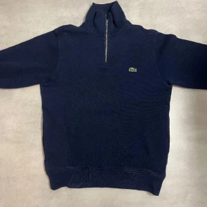 Lacoste Half zip  - Riktigt snygg half zip tröja i toppskick! Skicket på tröjan är nästan felfri 9/10. Inte alls mycket använd och sitter riktigt bra! 