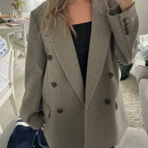 Blazer/kavaj - Blazer/kappa/kavaj ifrån H&M i storlek S, i jätte bra skick endast använd fåtal ggr. Perfekt nu till hösten🍂
