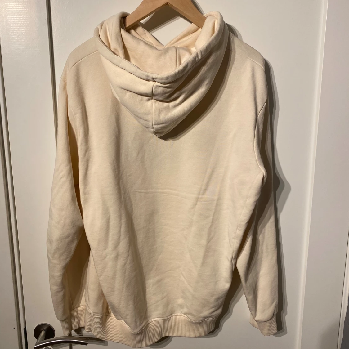 Beige hoodie från Les Deux med broderi - 1