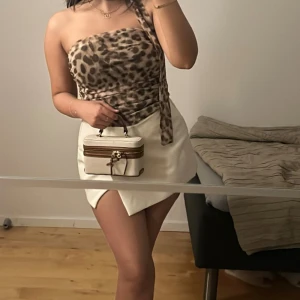 Vit Kjol - Vit kjol/ skort från zara (shorts under) i strl M men skulle passa S med. Aldrig använd enbart testad. Lappen finns kvar.