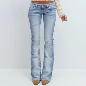 Gina tricot jeans - Blåa trendiga jeans från Gina tricot, lågmidajde och bootcut 💕 storlek M, som nya men har tagit bort prislappen