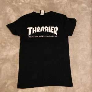 Svart Thrasher Tshirt - Svart Thrasher tisha. Storlek small, lite lätt boxa i passform. 100% bomull. Är öppen för ett lägre pris vid snabb affär. Om ni har några frågor skriv gärna!
